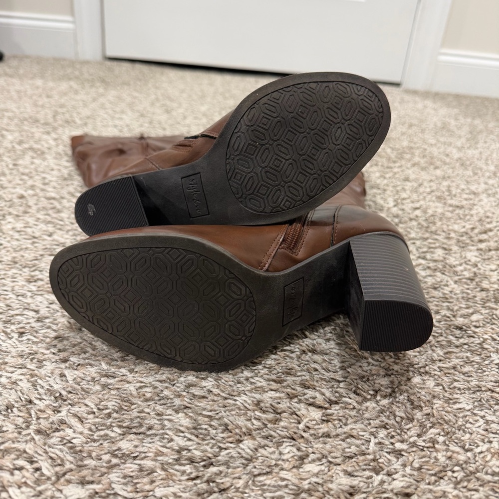 Chic Brown Heeled Boots - Picture 3 of 4